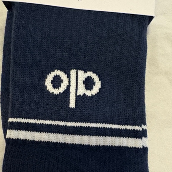ALO Unisex Half Crew Throwback Socks - Picture 3 of 5